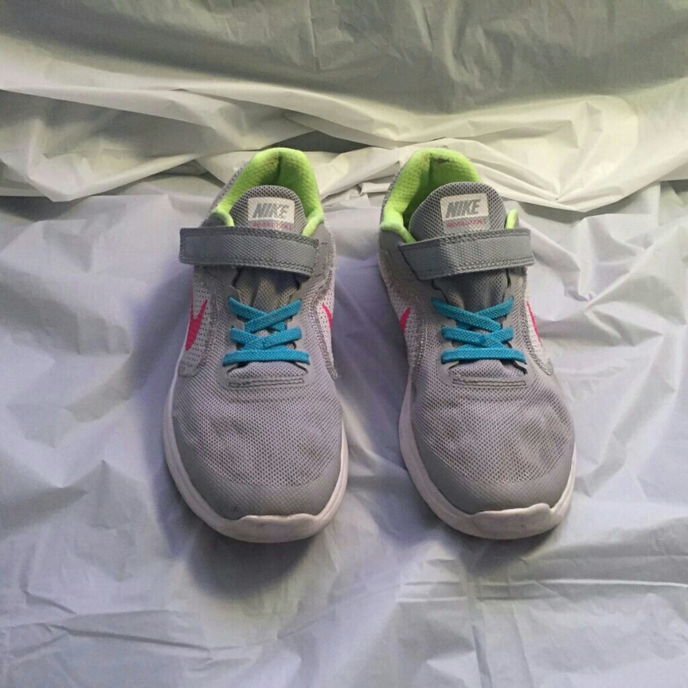 Nikes - Picture 3 of 6